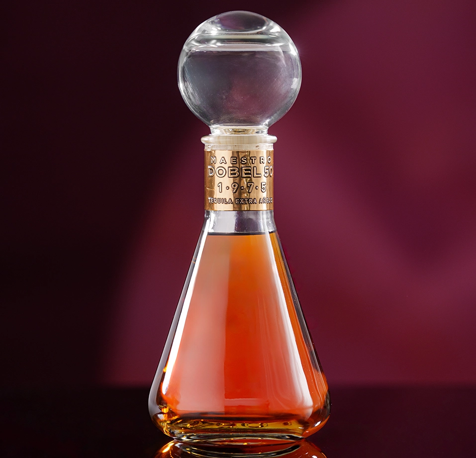 Botella Maestro Dobel 50 1975 extra añejo.