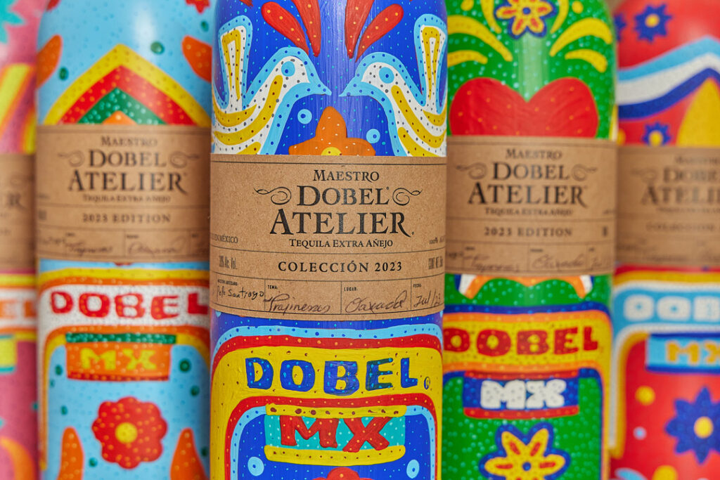 Botellas de tequila Maestro Dobel Atelier colección Trajineras, diseños que reflejan los colores y detalles de las icónicas trajineras de Xochimilco, que las convierten en un regalo original.
