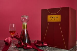 Botella y caja de Tequila Maestro Dobel 50® Extra-Añejo 1973. Añejado en barricas de roble blanco americano y francés, terminado en barricas de vino Pedro Ximénez. Un regalo perfecto.