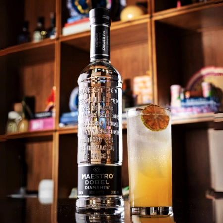 Dobel Tropical con Maestro Dobel Diamante