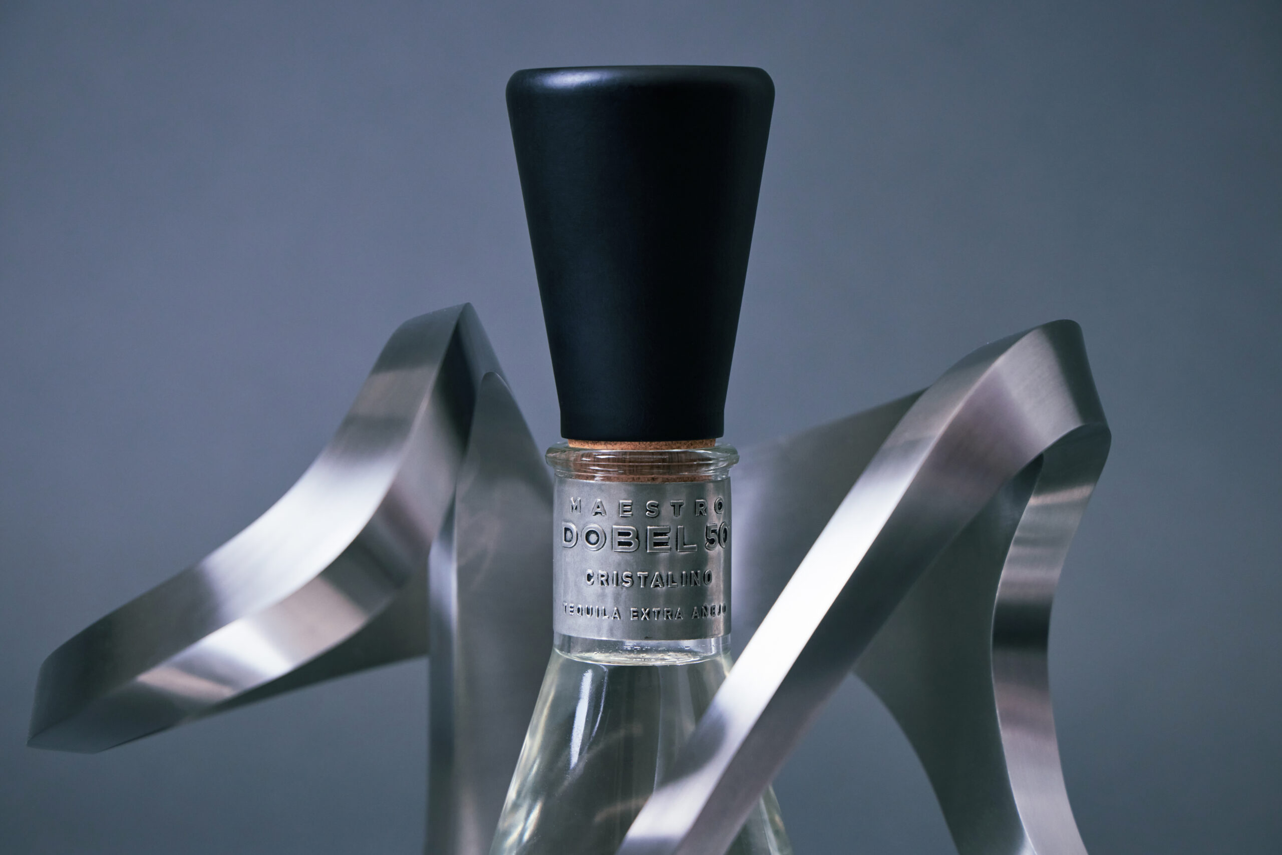 Botella de Maestro Dobel 50 Cristalino, un tequila extra añejo que representa la innovación en el siguiente nivel en cristalino. El mejor regalo para celebrar.